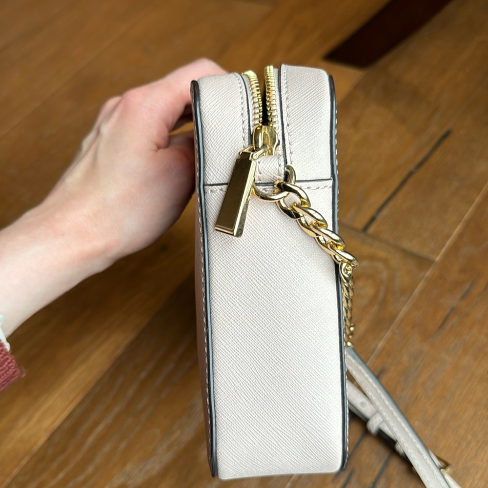 Micheal Kors - Large Leather Jet Set East West Crossbody in Soft Pink/Gold - Picture 5 of 9
